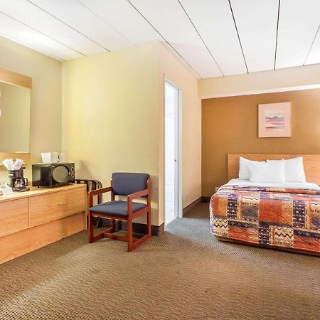 Rodeway Inn North Sandusky Buitenkant foto