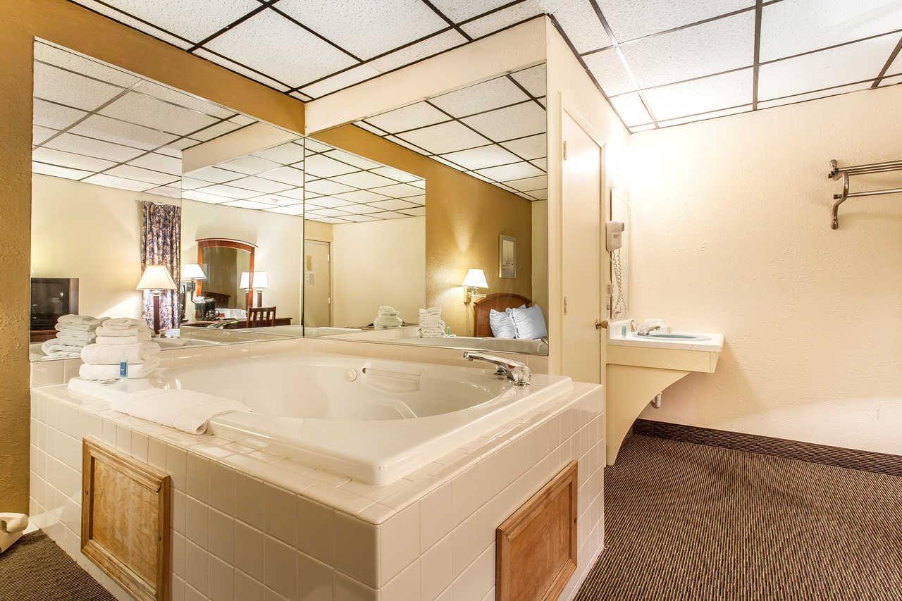 Rodeway Inn North Sandusky Buitenkant foto