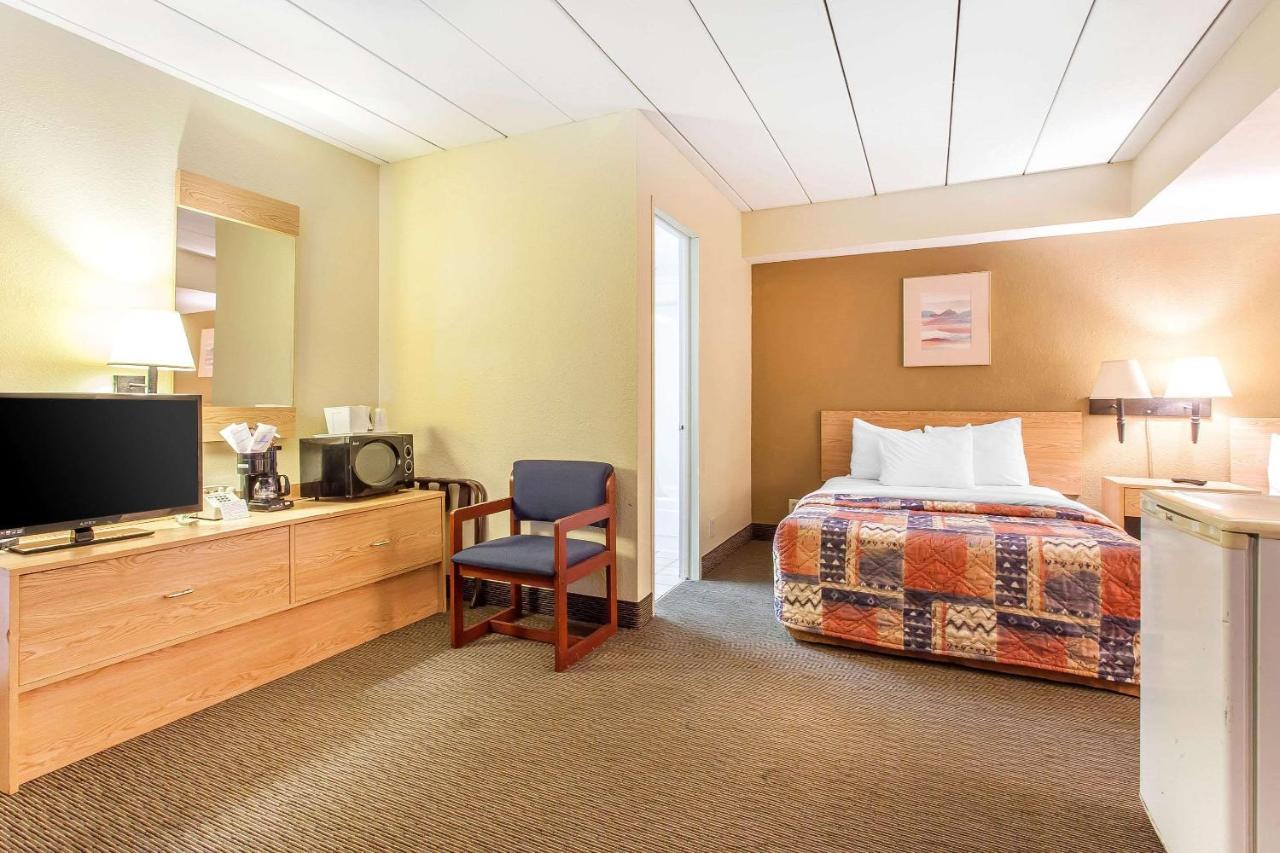 Rodeway Inn North Sandusky Buitenkant foto
