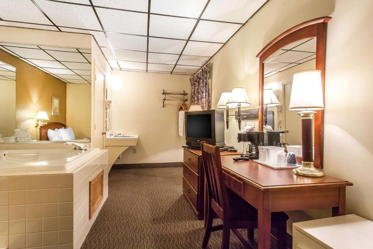 Rodeway Inn North Sandusky Buitenkant foto